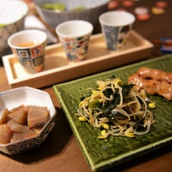 J'epoca Saka Bar - Sake, Konjakwurzel, Soja-Seetangsalat und Hühnchenspieße