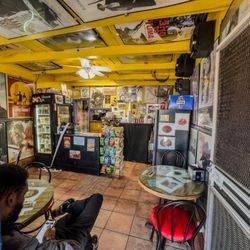 Interior Hank's Pizza