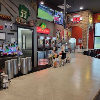 Hilltop Tavern - Bar area - American Near Me - Woodway, Texas