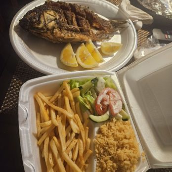 Mariscos La Monarca - Mojara frita - Food Trucks Near Me - Van Nuys, California