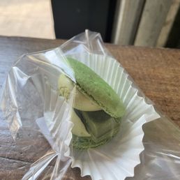 Matcha kitkat macaroon