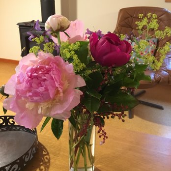 Full Bloom Farm - Fragrant peonies in our loft - Guest Houses Near Me - Lummi Island, Washington Full Bloom Farm - Fragrant peonies in our loft - Guest Houses Near Me - Lummi Island, Washington