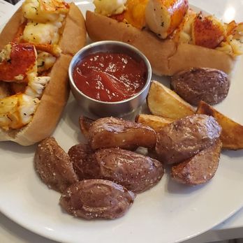 Pour Baby - Lobster roll - Wine Bars Near Me - Mobile, Alabama