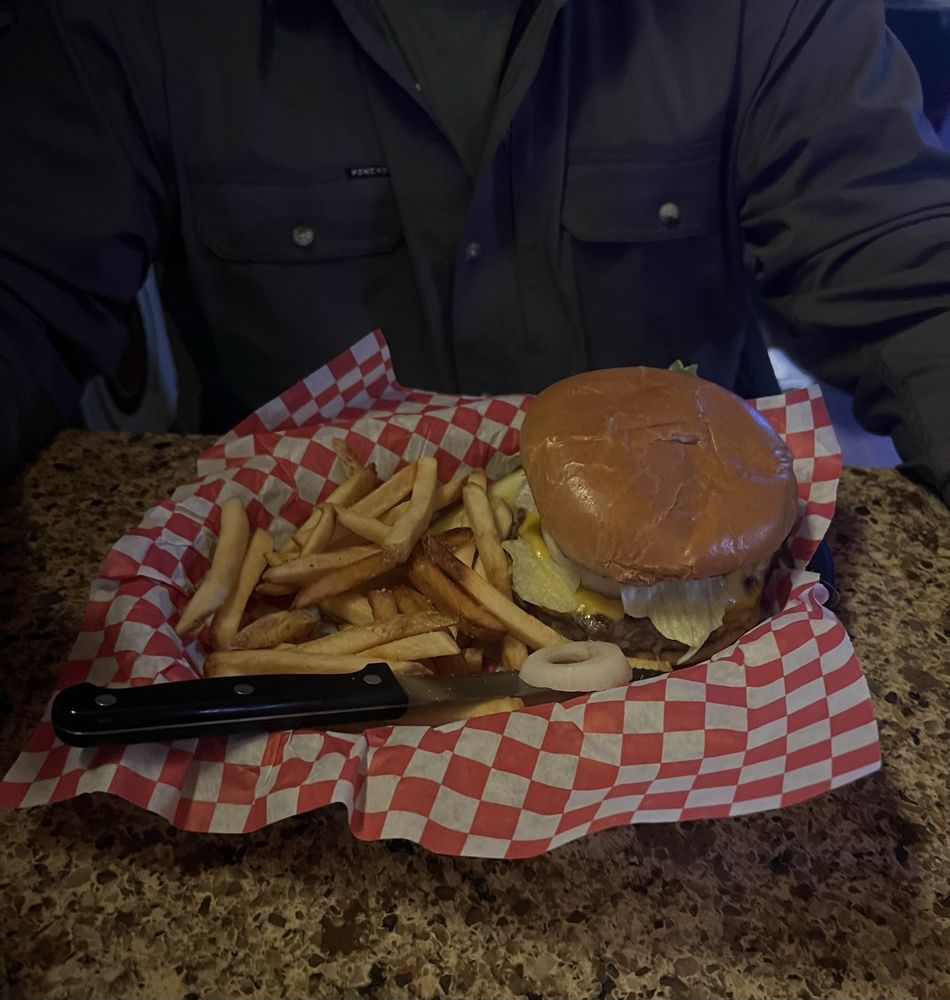 Mac’s Pub & Grub Logo