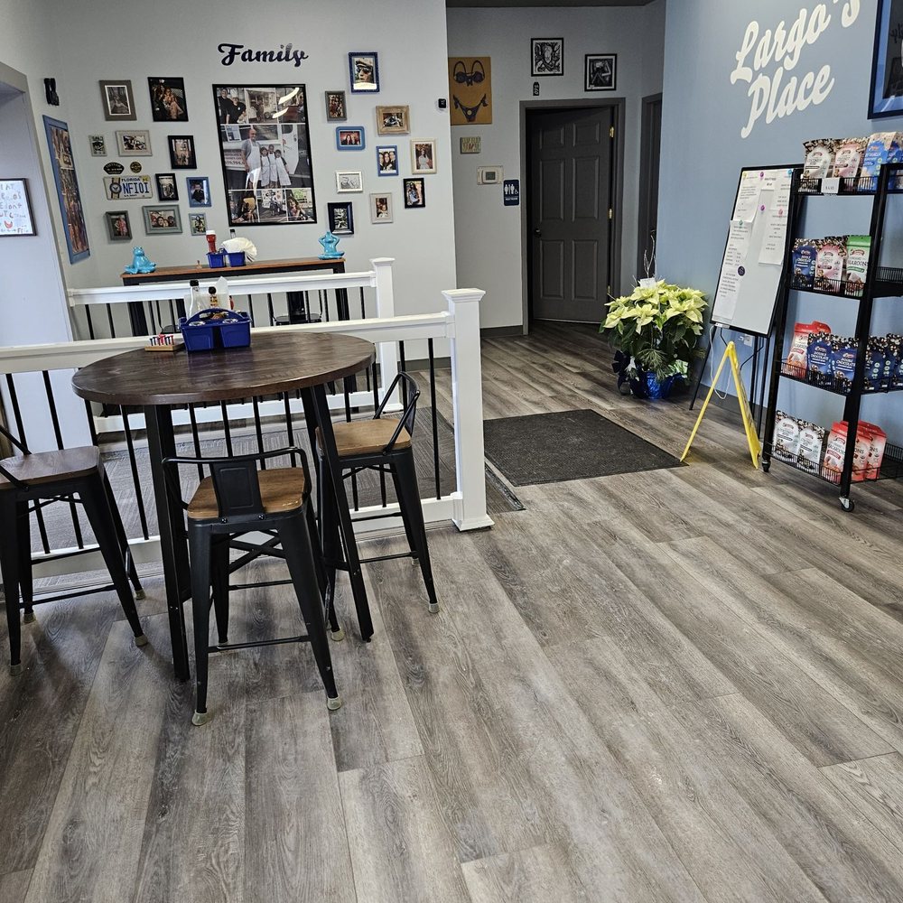 Largo’s Place - a dining area with a table and chairs - Sandwiches Near Me - Old Forge, Pennsylvania