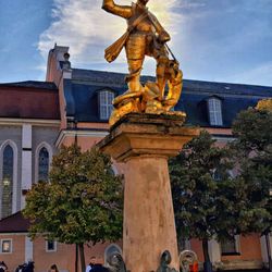 Historisches Stadtzentrum - Drachentöter auf dem Marktplatz (01/2024)