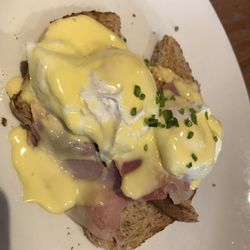 Garfunkle's - Eggs Benedict