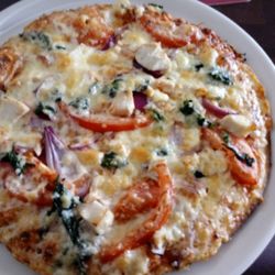 Delphin-Grill - Pizza mit Hähnchenbrust, Schafskäse, Spinat, frische Tomate, Zwiebel