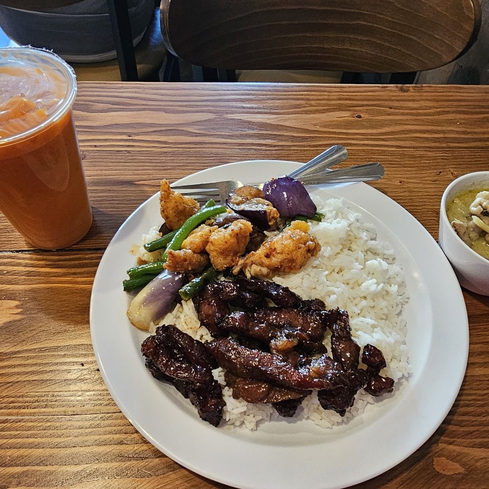 Khao Kang - Thai iced tea, garlic black pepper pork, fried fish with eggplant/green beans, and green curry with white rice - Thai Near Me - Elmhurst, New York Khao Kang - Thai iced tea, garlic black pepper pork, fried fish with eggplant/green beans, and green curry with white rice - Thai Near Me - Elmhurst, New York