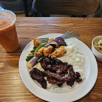 Khao Kang - Thai iced tea, garlic black pepper pork, fried fish with eggplant/green beans, and green curry with white rice - Thai Near Me - Elmhurst, New York