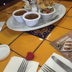Gorditas Rancheras - Salsas al centro.
