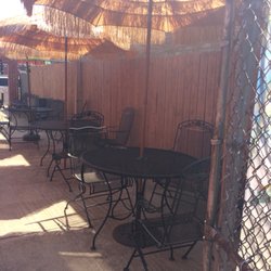 Outdoor eating.  Puedes comer afuera