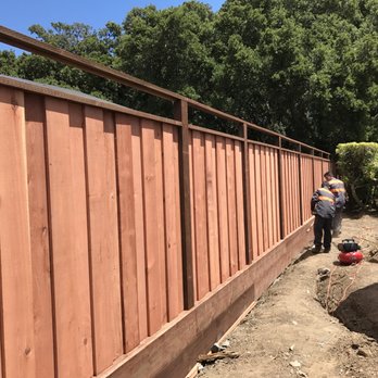 Natural Landscaping - Redwood fence with lattice - Landscaping Near Me Natural Landscaping - Redwood fence with lattice - Landscaping Near Me