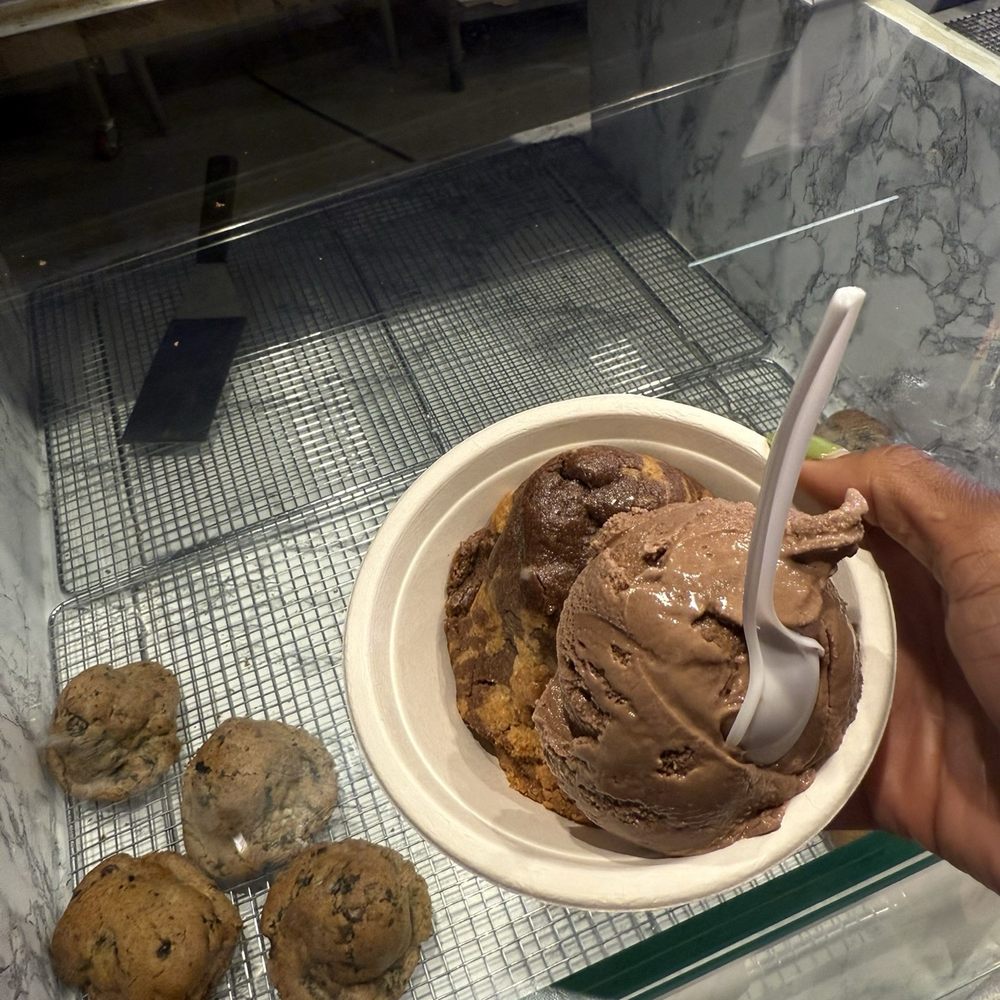 Dulce de leche cookie with chocolate ice cream Dulce de leche cookie with chocolate ice cream