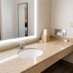 Days Inn by Wyndham KU Lawrence - Guest room bath