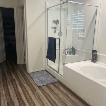Silvia Cleaning Service - This is my restroom she leaves. It's really really clean. She takes her time with the mirrors with everything. I'm really happy. - Home Cleaning Near Me - Hawthorne, California