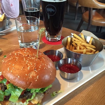 Earls Kitchen + Bar - Canadian (New) Near Me - Calgary, Alberta