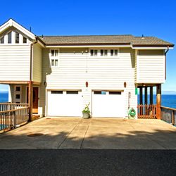 Cliff House - Front view of the property Whales Takle at Little Black Sands Beach in Shelter Cove, CA