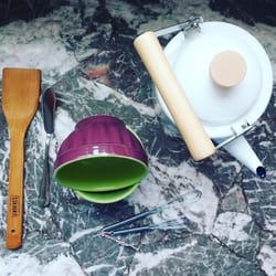 Enseres - Espátula, bowls, batidorcitos y una pava bellísima.