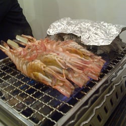 浜燒大將 - Shrimps, underneath the foil sheets are whelks