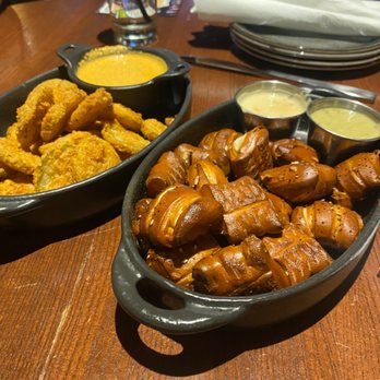 Bar Louie - North Shore - New American Near Me - Pittsburgh, Pennsylvania
