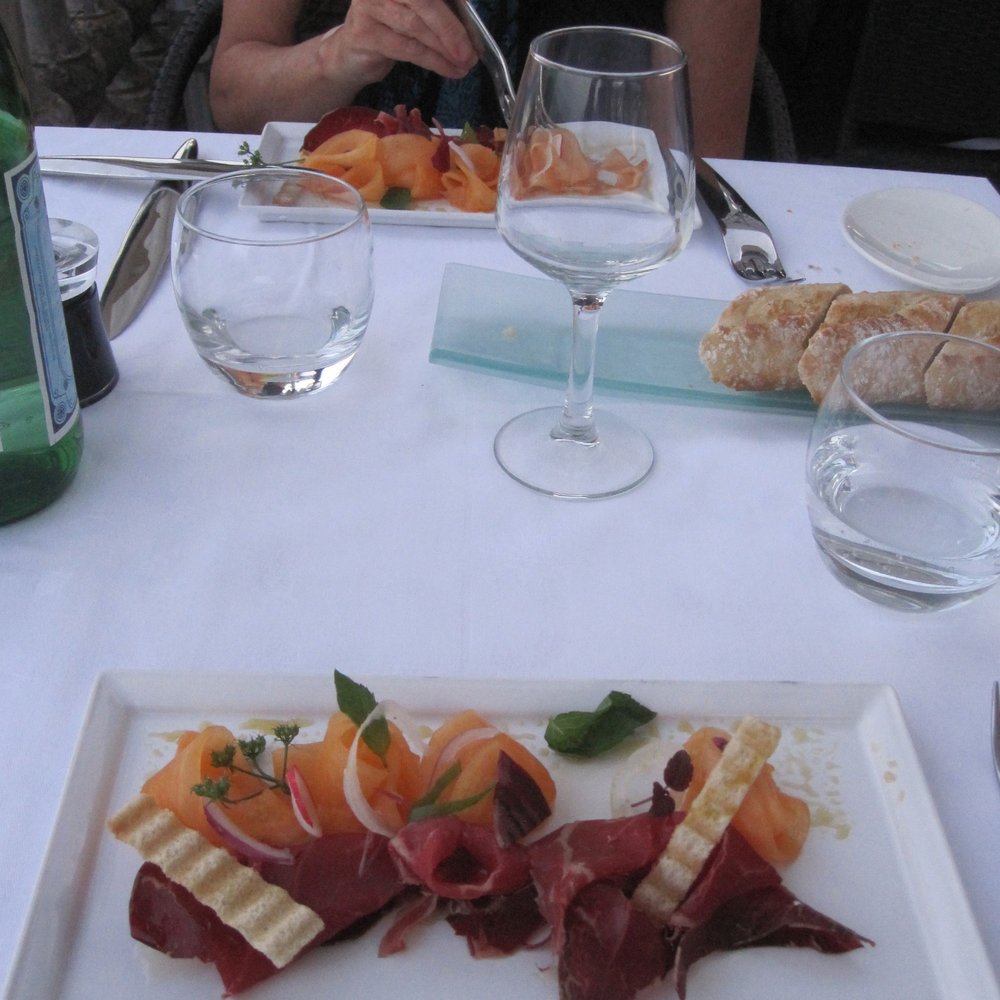 Domaine de la Corniche - melon and proscuitto - Hotels Near Me - Rolleboise, 78 Domaine de la Corniche - melon and proscuitto - Hotels Near Me - Rolleboise, 78