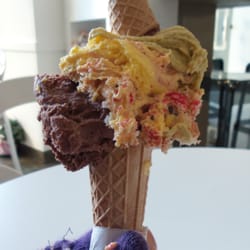 Caffè Gelateria Bassi - Bacio, zuppa inglese and pistachio.
