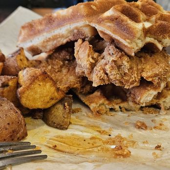 Arize Bistro - Crispy Chicken and Waffle - Breakfast & Brunch Near Me - Long Beach, California