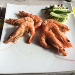 Het Kleine Verschil - De gamba's. Hierbij hoort nog lekkere looksaus en frietjes. 15 euro op vrijdagavond.