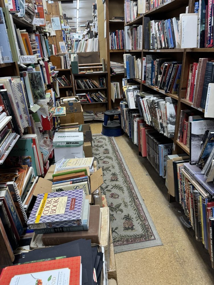 Curious Book Shop Logo