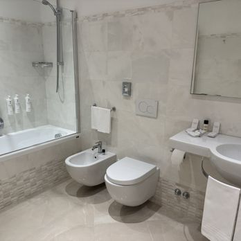 Hotel Principe - Room 219 has a large, well-appointed bathroom. - Hotels Near Me - Venezia, VE Hotel Principe - Room 219 has a large, well-appointed bathroom. - Hotels Near Me - Venezia, VE
