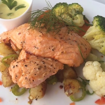 Frognerstranda Kro - Grillet laksefilet - Modern European Near Me - Oslo, 03