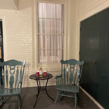 Linden Row Inn - Covered porch - Hotels Near Me - Richmond, Virginia Linden Row Inn - Covered porch - Hotels Near Me - Richmond, Virginia