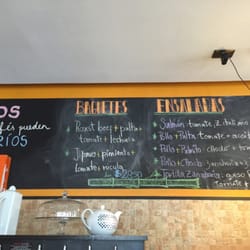 Tpuro - Con nueva carta de sándwich y ensaladas, recomiendo la ensalada de pollo palta y acompañarlo con un Wake up tea