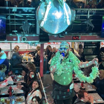 Ellen's Stardust Diner - Performer - Diners Near Me - New York, New York