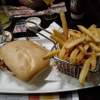 3 Brasseurs - BLT chicken sandwich with french fries - Brewpubs Near Me - Laval, Quebec