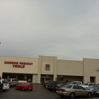 ALDI - the front of a grocery store - Grocery Near Me - Memphis, Tennessee ALDI - the front of a grocery store - Grocery Near Me - Memphis, Tennessee