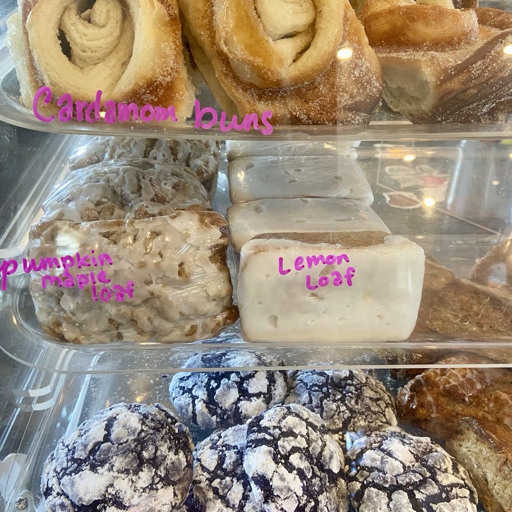 Treat case! The cardamom bun warmed up was *chef's kiss* Treat case! The cardamom bun warmed up was *chef's kiss*
