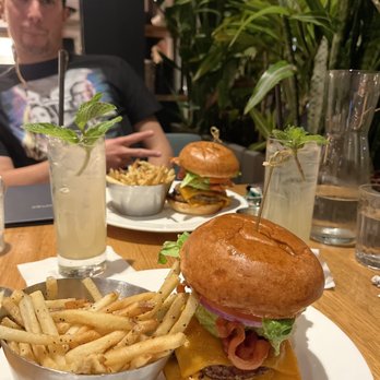 Earls Kitchen + Bar - New American Near Me - Miami, Florida