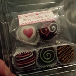 Tatakua - Los alfajores son pequeños sandwich de galleta horneada artesanalmente con relleno al gusto y bañada en cubierta de chocolate