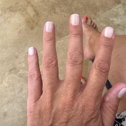 Leslie's Salon - Manicure.