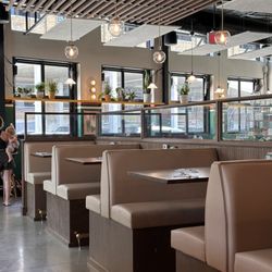 Aces Pickleball Bar & Grill - Restaurant