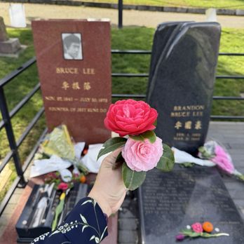 Bruce Lee and Brandon Lee Gravesite - Flowers to pay my respect to the legend - Landmarks & Historical Buildings Near Me - Seattle, Washington Bruce Lee and Brandon Lee Gravesite - Flowers to pay my respect to the legend - Landmarks & Historical Buildings Near Me - Seattle, Washington