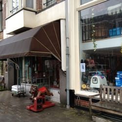 Amandina dierenspeciaalzaak - From the outside, the sign is hidden.