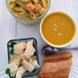 Fée Maisons - Velouté de potiron au gingembre, salade de mâche, poire et parmesan & wok de penne au crevette et curry