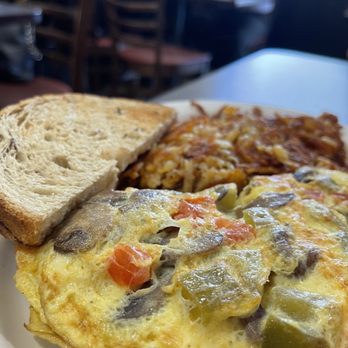 Kristof's Kafe - Customer omelette with hash browns and toast - American Near Me - Davie, Florida Kristof's Kafe - Customer omelette with hash browns and toast - American Near Me - Davie, Florida