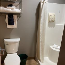 Country Hearth Inn & Suites Edwardsville St. Louis - Bathroom.