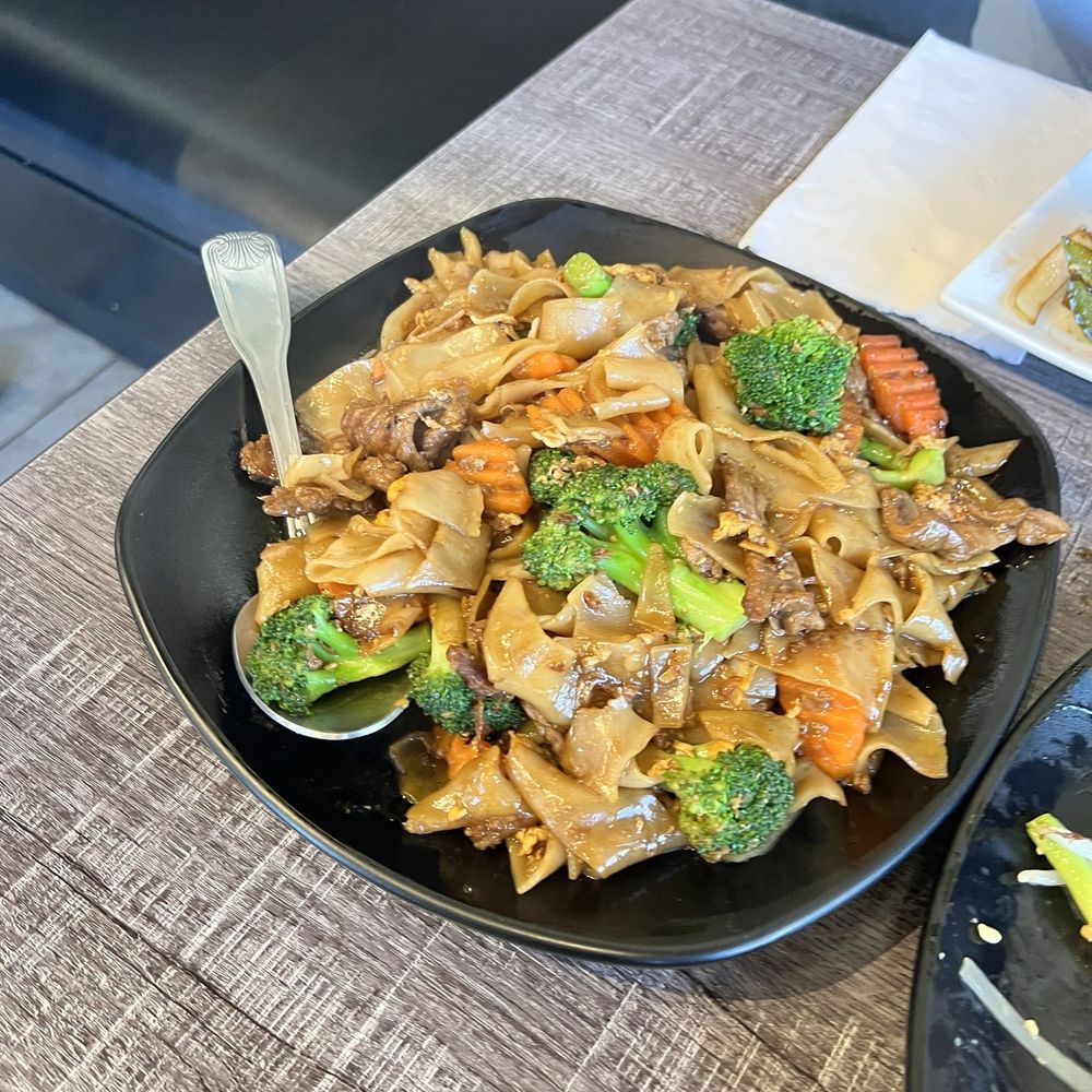 Satu Thai Bistro - Pad see ew - Thai Near Me - Azusa, California Satu Thai Bistro - Pad see ew - Thai Near Me - Azusa, California