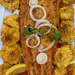 Sabor Dominicano - Pescado frito con tostones