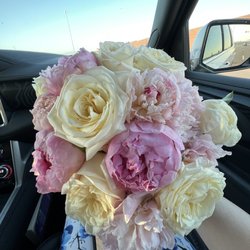 Flower Bar - Hubs must have given them a photo of my wedding bouquet it looks so much like it ... I love so much May 2023